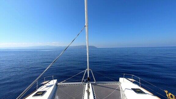 在希腊爱奥尼亚群岛的一艘双体游艇的船头