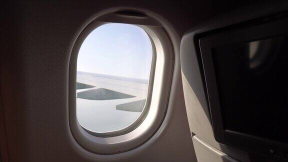 飞机的机翼在窗户上飞机上有座位的窗户机舱飞机的机舱航空客运