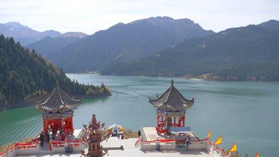 自然景观观天湖天山和道教天母庙在中国新疆
