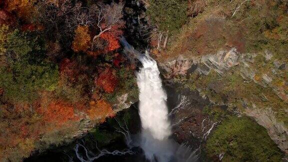 鸟瞰图Kegon瀑布和秋天的树叶日光枥木日本