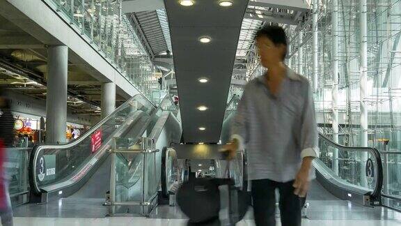 在机场航站楼的自动扶梯上行走的人群的时间流逝