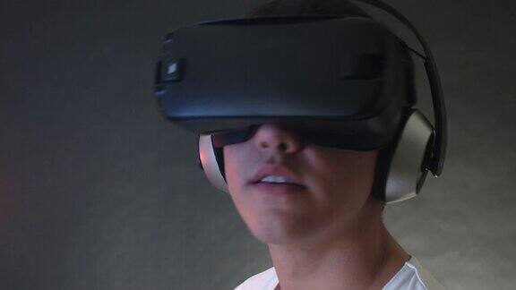 微笑的年轻人戴着VR头戴体验虚拟现实