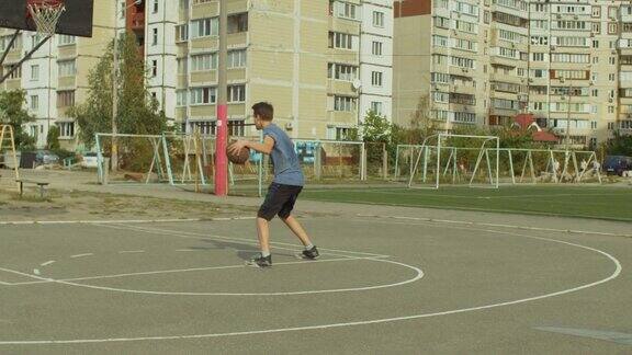 青少年在户外场地上训练篮球技巧