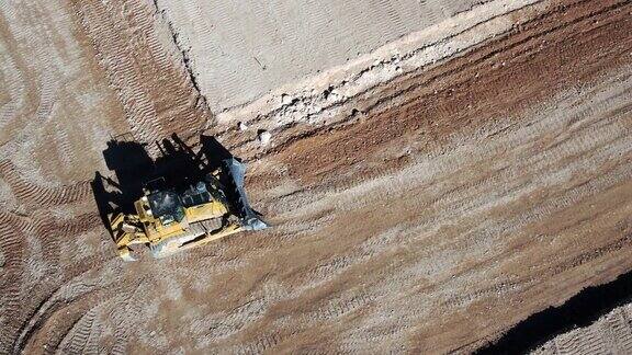一辆推土机移动泥土的鸟瞰图