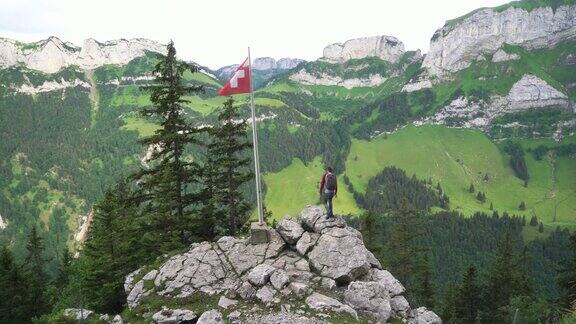 一名男子在阿彭策尔的瑞士阿尔卑斯山徒步旅行