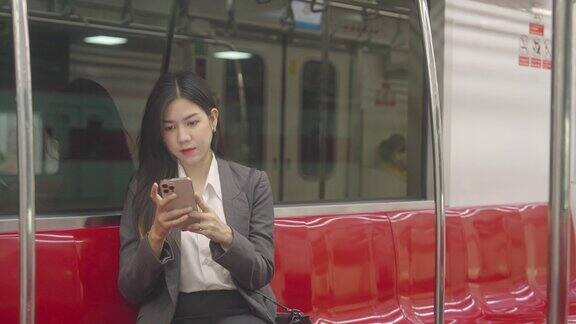 女商人在火车上使用智能手机