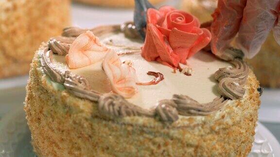 在蛋糕上放一朵奶油玫瑰