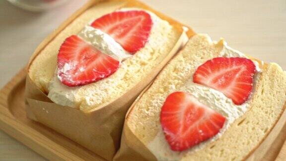 煎饼三明治草莓鲜奶油