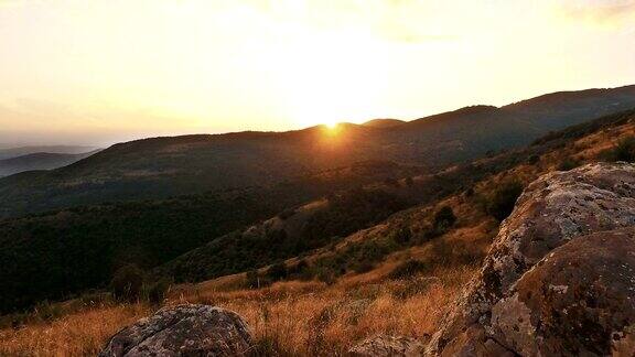 徒步旅行的人走在山顶上看美丽的风景在山上在夏季彩色日落
