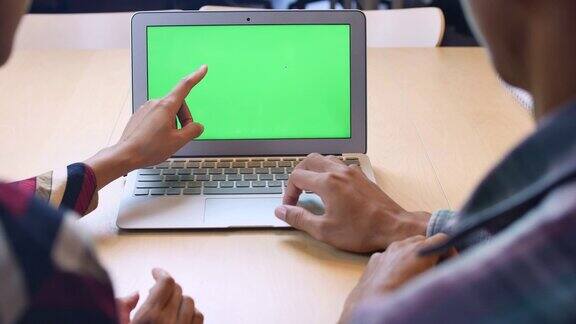 两个人使用笔记本电脑绿色屏幕色度键