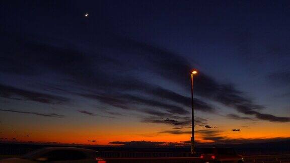 海边黄昏时的街灯