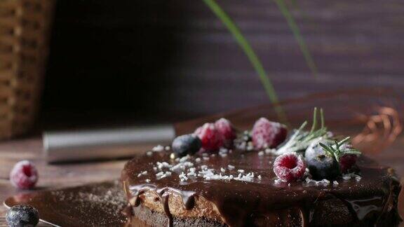 巧克力奶油挞芝士蛋糕配新鲜浆果美味的生日甜点以木桌为背景