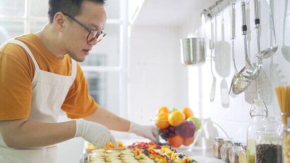 4K亚洲人糕点厨师在厨房准备水果挞