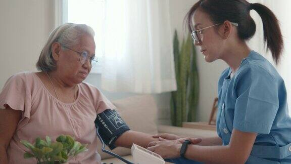 女医生为一位老年病人检查血压