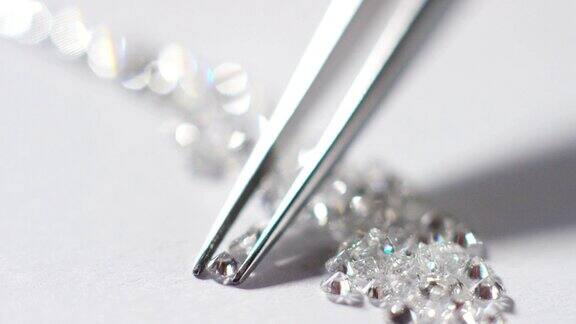 一名珠宝金匠在检查奢华璀璨的钻石的质量高质量的钻石闪耀着光芒和纯净