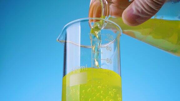 在实验室烧瓶中倒入黄色液体溶液
