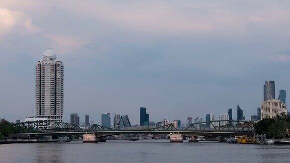 以湄南河纪念桥为背景日以继夜泰国曼谷;倾斜运动