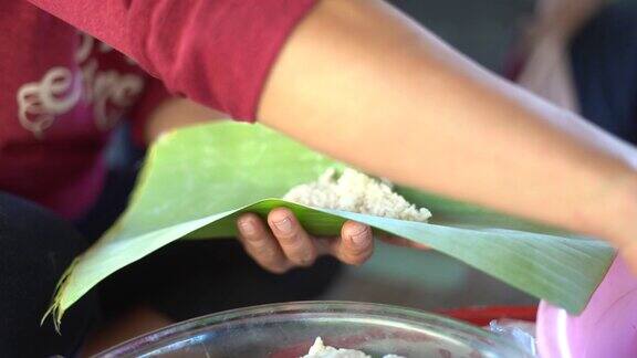 泰国清迈苗族山部落准备有机甜香蕉米饭