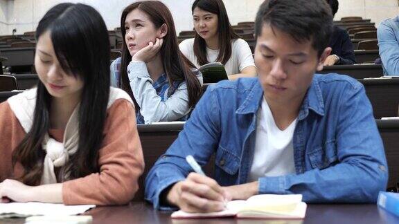 多民族学生在大讲堂里考试