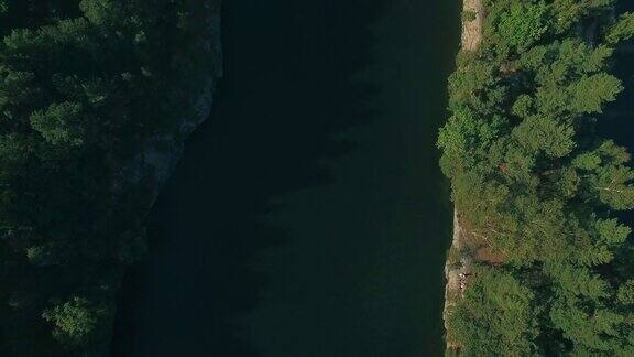 湖在瑞典立交桥俯视