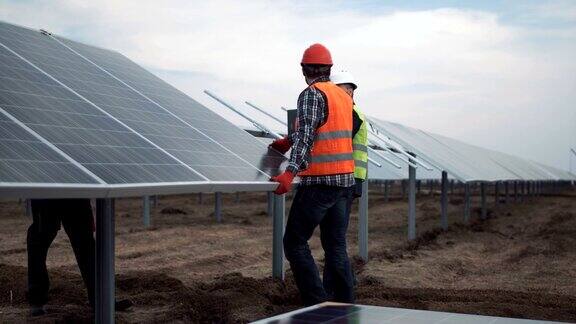 在太阳能发电厂安装光伏板