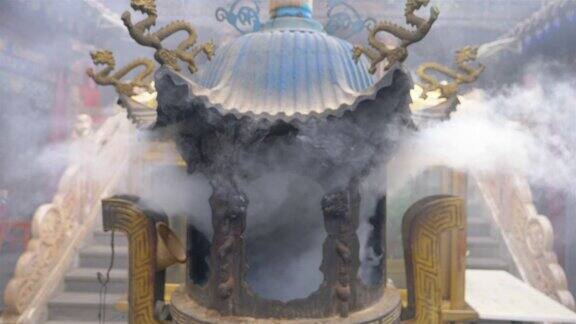 中国青海省西宁市南山寺的烟雾和香炉