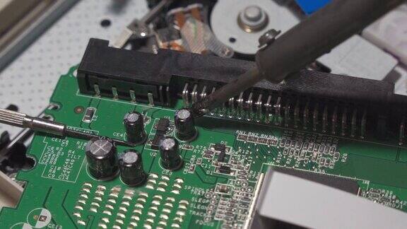 数字电子板的维修修理工程师用烙铁工作