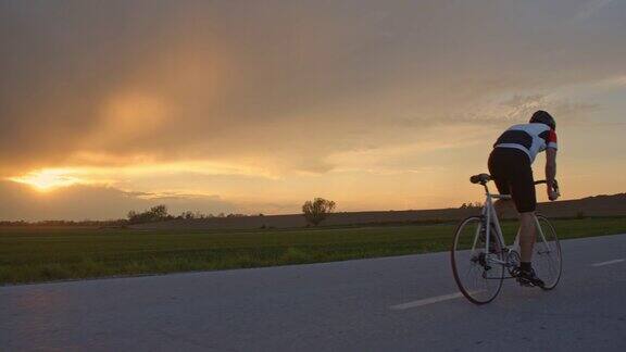 MS男性自行车骑在农村日落路
