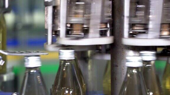 特写:自动机器紧压玻璃瓶盖