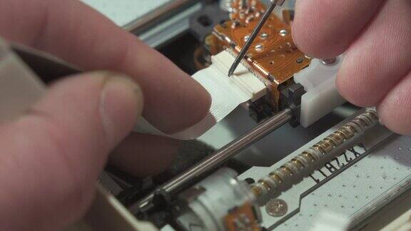 电子维修工的工作从数字卡上拆下回路电缆
