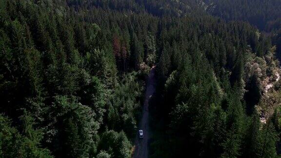 跟随汽车移动的山脉峡谷