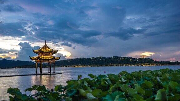 夕阳西下古老的西湖建筑依稀而过