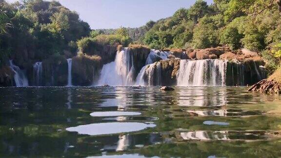 美丽的河流瀑布瀑布在山上