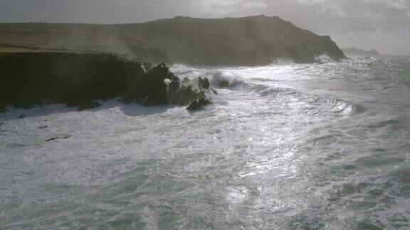 海浪在落基山破碎的航拍镜头