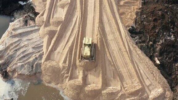 推土机把工地上的沙子铲平工业风格鸟瞰图