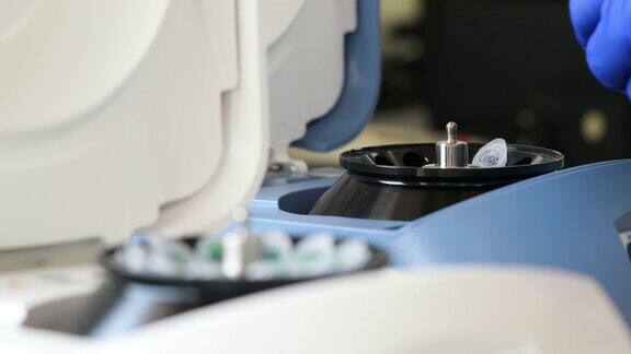 科学家们用实验室设备如微型离心机和试管研究样品