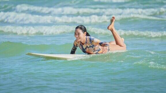 亚洲女人在海上冲浪慢镜头