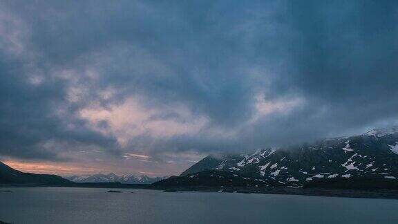 日出时的云朵湖泊和雪山