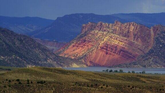 在犹他州火红峡谷太阳穿过风暴云穿过红色山脉