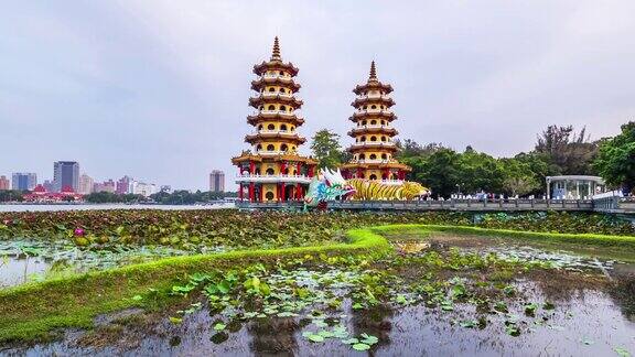 游客参观台湾高雄市龙虎塔的4k时间照片