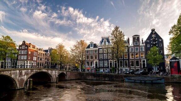 阿姆斯特丹城市日落时间流逝在运河滨水阿姆斯特丹荷兰4K时间流逝