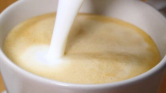 牛奶变成咖啡的特写