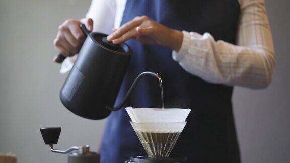 咖啡师制作咖啡滴与倒热水摩卡壶酿造的咖啡滴与老式设备