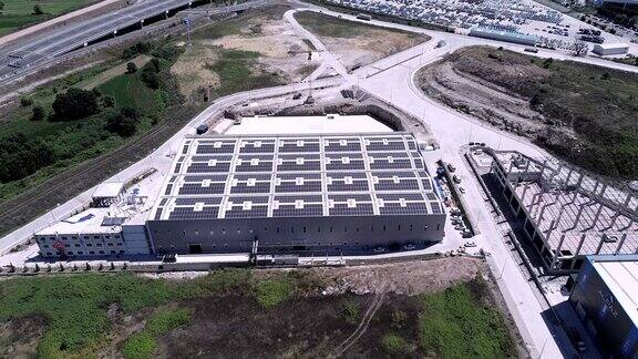 工厂无人机拍摄的屋顶太阳能电池板