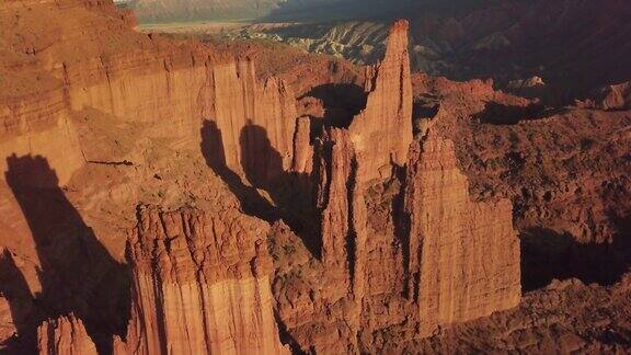 标志性的费舍尔塔砂岩红岩地层附近的摩押犹他州