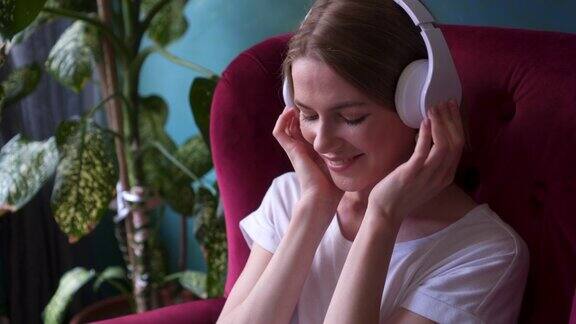 迷人的女孩开始戴着耳机听音乐