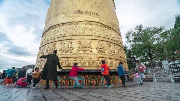 西藏香格里拉寺的大转经轮朝圣者时光流逝