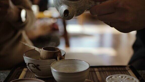传统泡茶将红茶倒入杯中