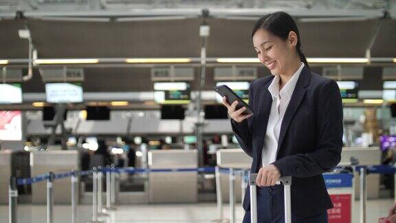 亚洲女商人在机场使用电话