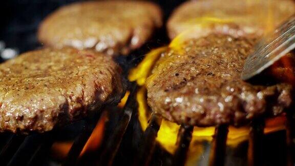 健康的瘦肉有机汉堡被烧烤火焰烤